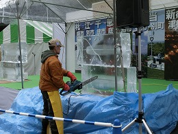 氷の彫刻実演