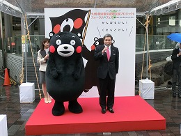 蒲島熊本知事とくまモン