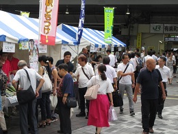 賑わう会場