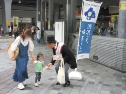 広場でのサンプリングの様子