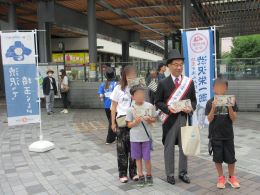 広場でのサンプリングの様子