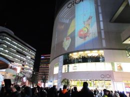 賑わう駅前広場