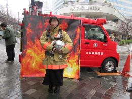防火衣を着用する参加者