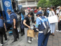 参加者と警察署員