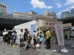 有料サンプリングに並ぶ様子