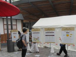 お米についての看板を見ている人の様子