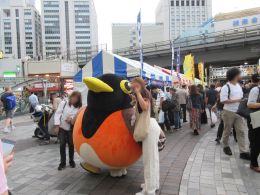 ゆるきゃらと撮影している様子