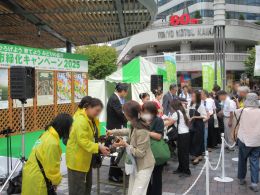 募金する参加者の様子