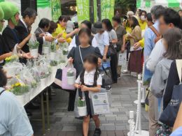 自花鉢を受け取る参加者