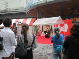 津軽三味線のライブに耳を傾ける様子