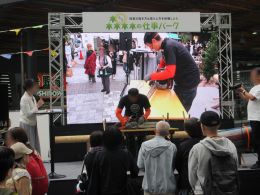 トークイベントに参加する様子