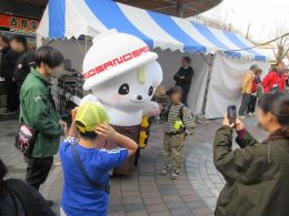 ご当地キャラと写真を撮る様子