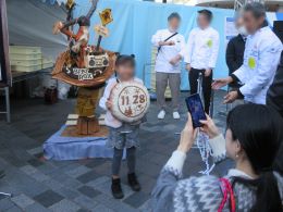 写真を撮る親子の様子