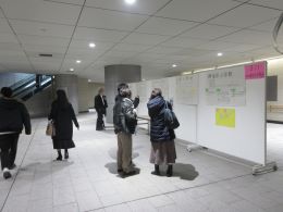 訪問記を読む来場者の様子①