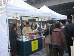 ブースに立ち寄る人の様子