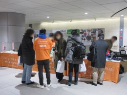 スタッフから案内を受けている様子