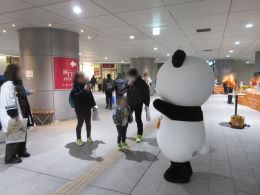 マスコットキャラクターの写真を撮る様子