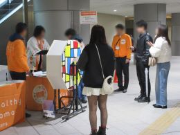 ガラガラ抽選会に参加する様子