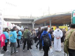 ステージイベントに集まる様子