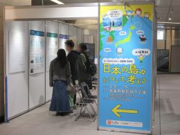 パネルを見る参加者の様子