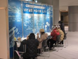 VRを体験する参加者の様子