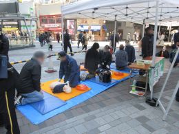 AEDの使い方について説明を受ける参加者の様子