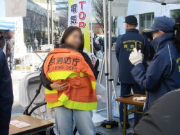 制服を着る親子の様子