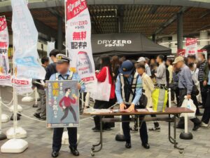 参加者と警察署員