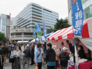 即売会で買い物をする様子