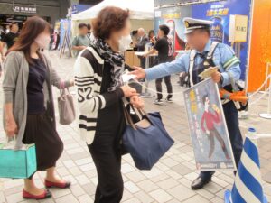飲酒運転撲滅の呼びかけをする丸の内警察の方